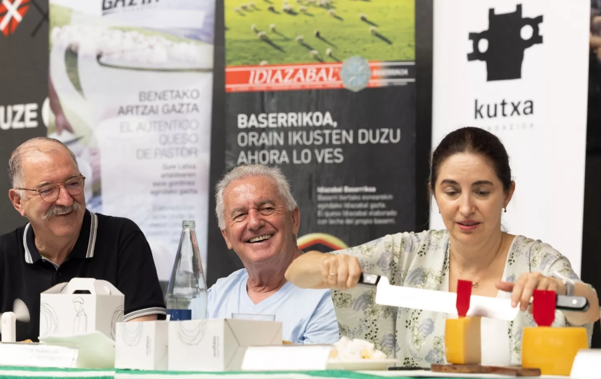 El cantautor Víctor Manuel (c) participa junto a los cocineros Elena Arzak (d) y Pedro Subijana (i)