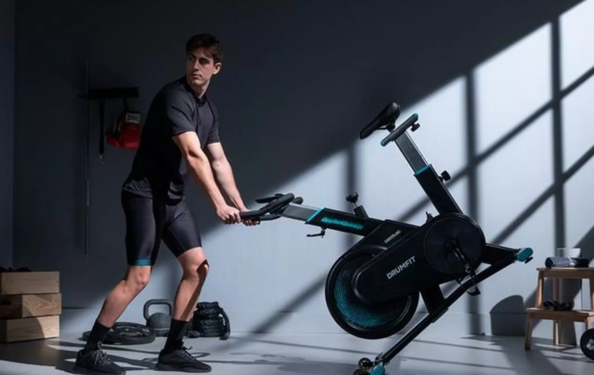 Una bicicleta estática en una casa / CECOTEC Una bicicleta estática en una casa / CECOTEC