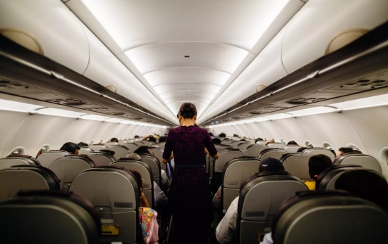 Una azafata repartiendo café en pleno vuelo / PEXELS Una azafata repartiendo café en pleno vuelo / PEXELS
