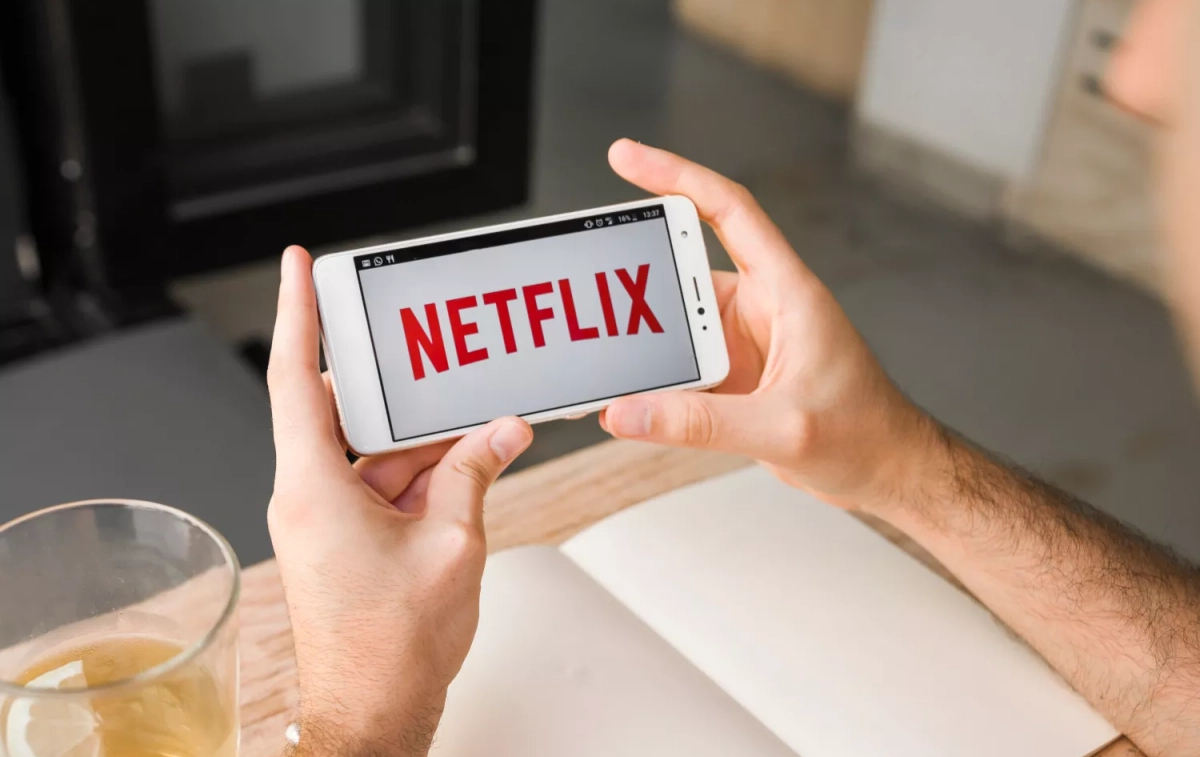 Una persona abre la aplicación de Netflix en su móvil / FREEPIK