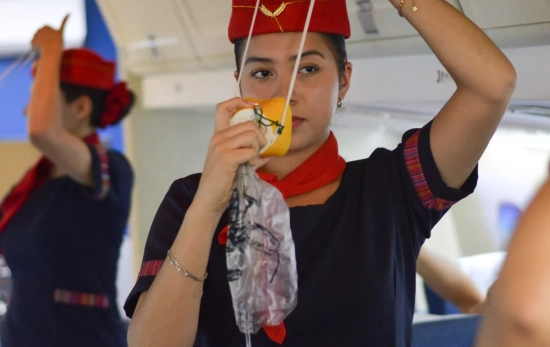 Una azafata en un avión / PEXELS Una azafata en un avión / PEXELS