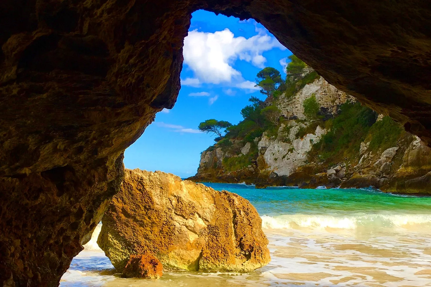 La pequeña cueva de Cala Macarelleta, en Menorca TEO CAMINO