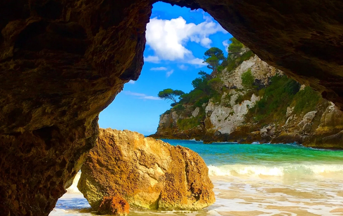 La pequeña cueva de Cala Macarelleta, en Menorca / TEO CAMINO