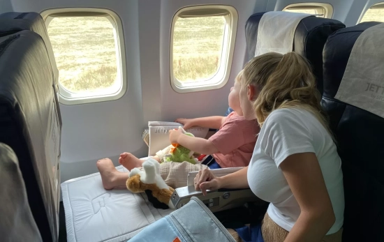 Un niño junto a su madre montando en una avión / PEXELS Un niño junto a su madre montando en una avión / PEXELS