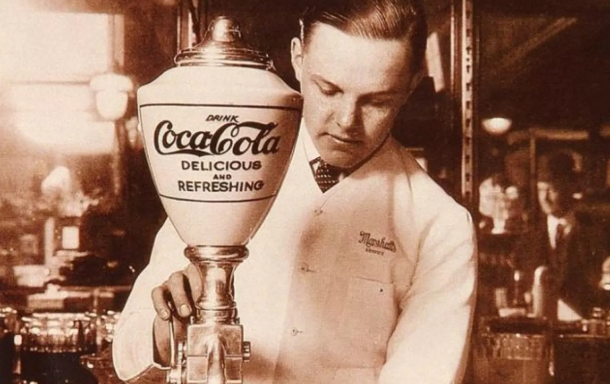 Un hombre sirve una Coca-Cola / COCA-COLA