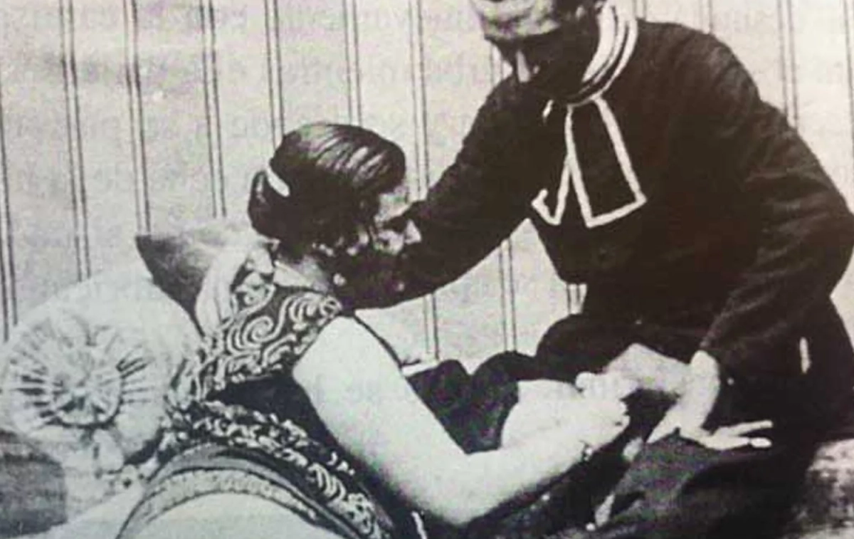 Fotograma de uno de los cortometrajes del rey Alfonso XIII que representa los inicios del cine pornográfico español y están rodados en torno a 1926 en el Barrio Chino de Barcelona / MEB