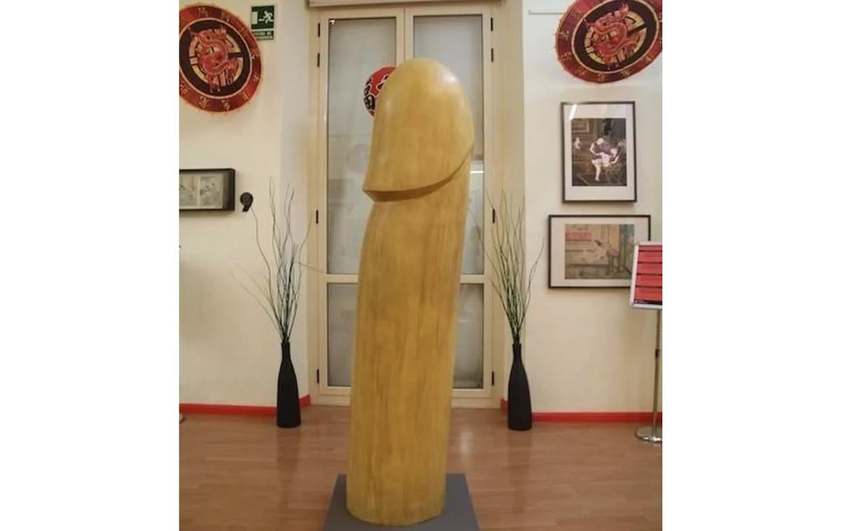 La escultura de un pene en el Museo Erótico de Barcelona / MEB