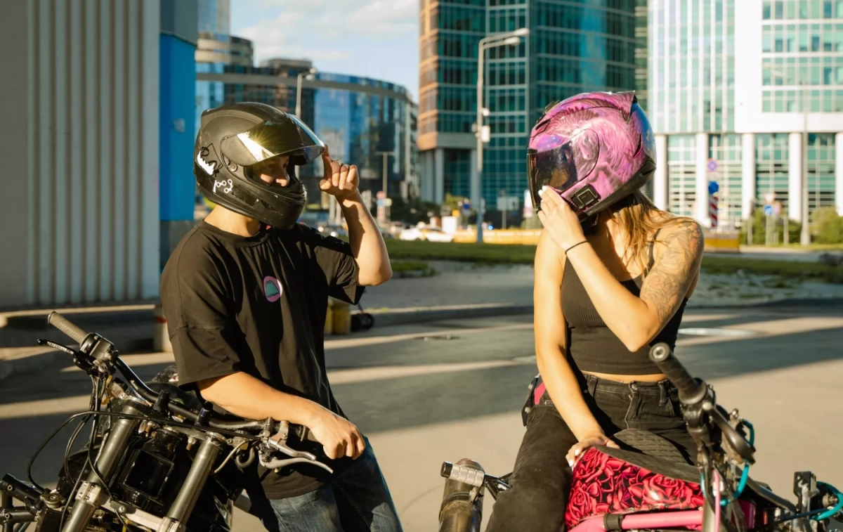 Dos jóvenes que circulan en moto / PEXELS 