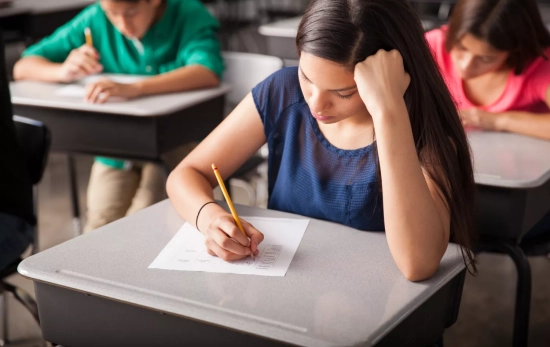 Estudiantes realizan un examen / FREEPIK Estudiantes realizan un examen / FREEPIK