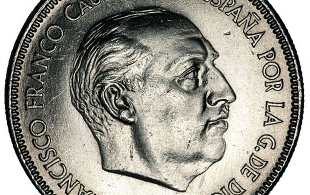 Una moneda de 5 pesetas de 1949 con el busto de Francisco Franco / PIXABAY