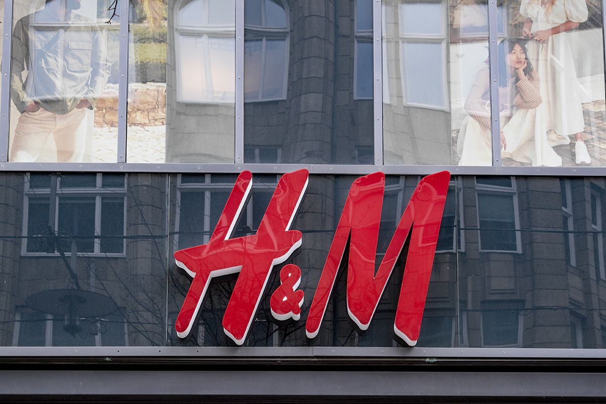 El logo de H&M en una tienda / EP
