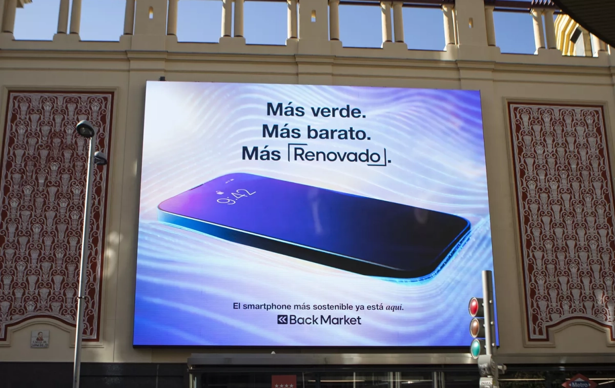 Publicidad de Back Market en Callao sobre el móvil más sostenible y a mejor precio que el iPhone de Apple / BM Publicidad de Back Market en Callao sobre el móvil más sostenible y a mejor precio que el iPhone de Apple / BM