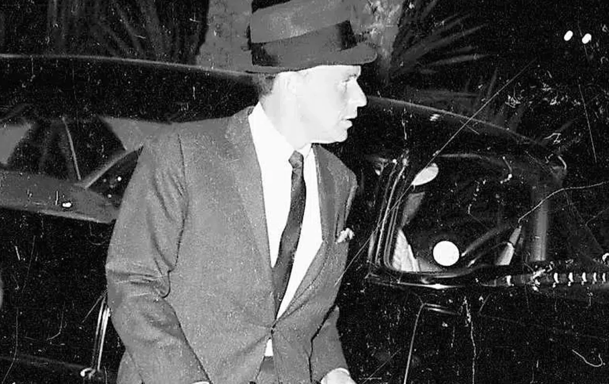 Frank Sinatra en la entrada del Hotel Pez Espada / HOTEL PEZ ESPADA