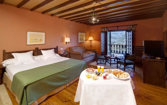 Habitación del Parador de Cervera de Pisuerga / PARADORES Habitación del Parador de Cervera de Pisuerga / PARADORES