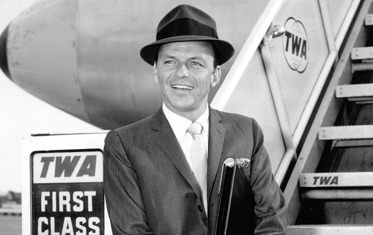 Frank Sinatra en un aeropuerto / CONTACTOPHOTO - EP