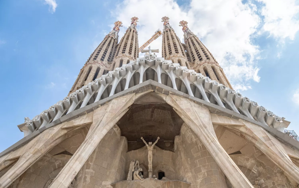 La Sagrada Familia de Barcelona vista desde abajo / UNSPLASH