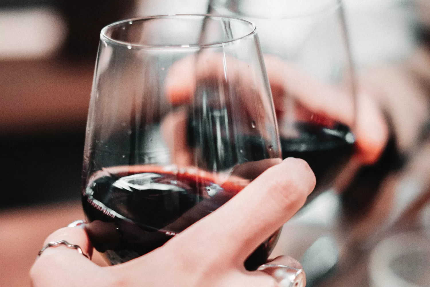 Dos personas brindan con vino / UNSPLASH Dos personas brindan con vino / UNSPLASH