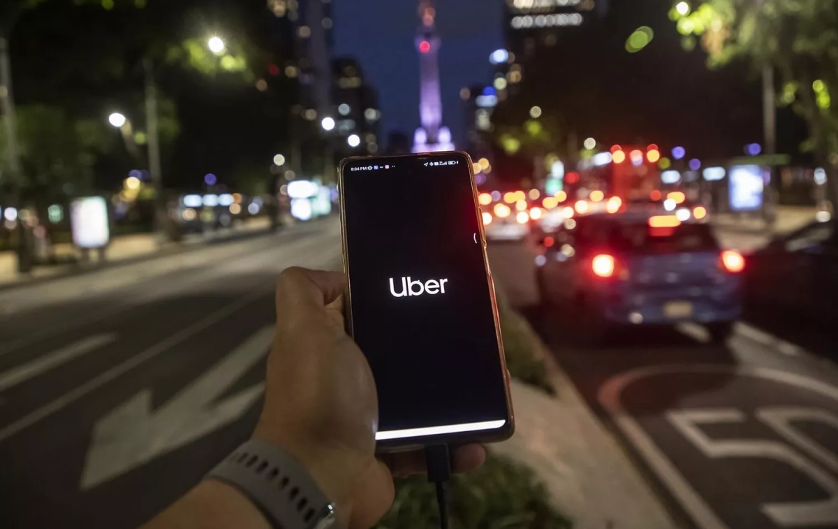 Una persona abre la aplicación de Uber para pedir un coche / EFE