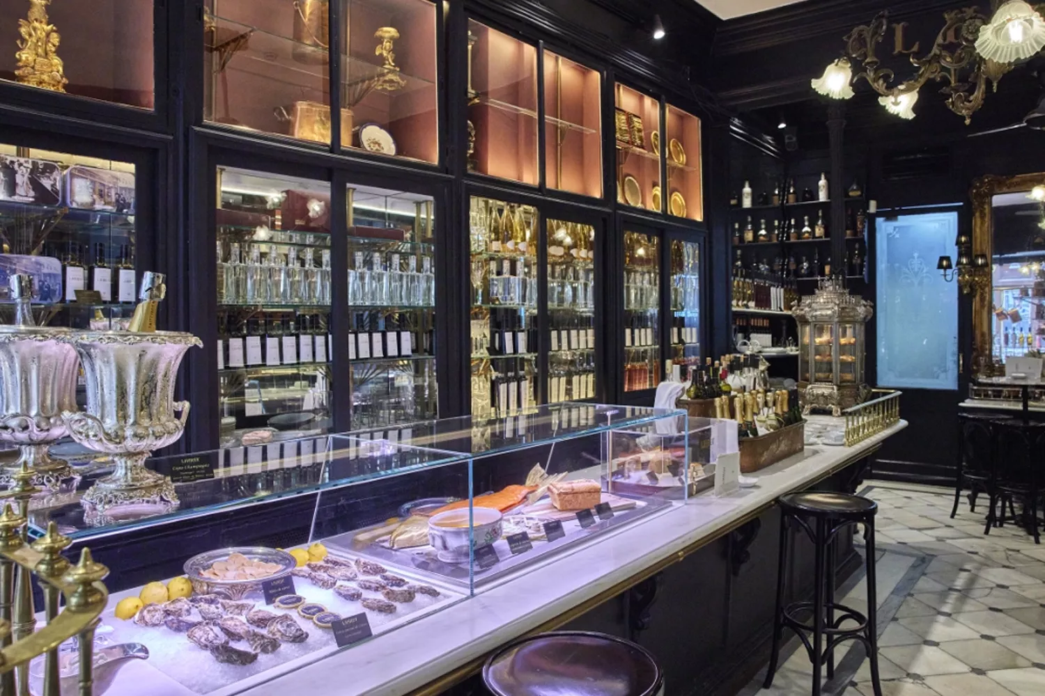 La tienda de Lhardy, donde se vende el popular bocadillo de calamares / LHARDY
