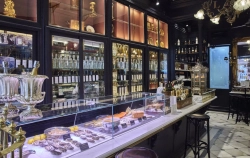 El bocadillo de calamares más 'gourmet' de España: pan bombón, mayonesa de tinta y 12,50 euros