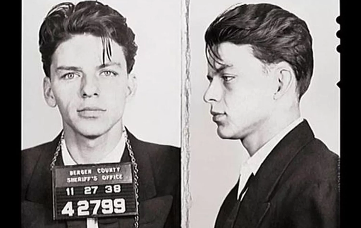 Foto policial de la detención de Frank Sinatra en 1938 en Nueva Jersey