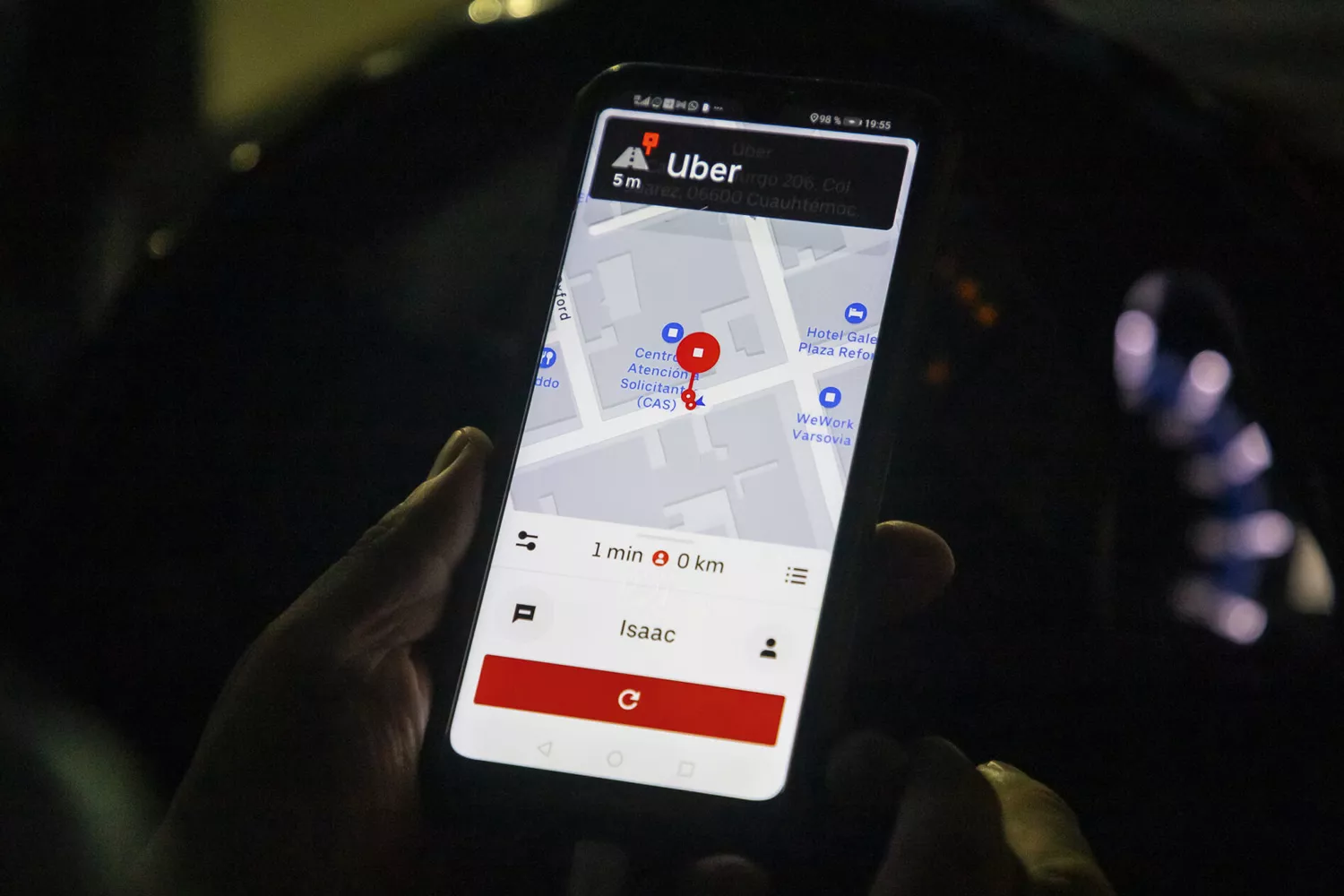 Una persona con la aplicación de Uber abierta en su móvil EFE