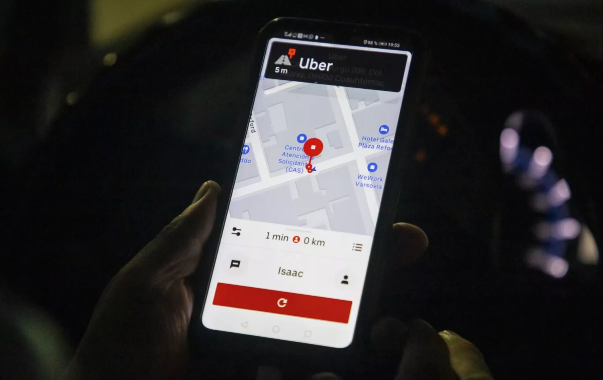 Una persona con la aplicación de Uber abierta en su móvil que ha aplicado el truco para truco para conseguirlo más barato/ EFE Una persona con la aplicación de Uber abierta en su móvil que ha aplicado el truco para truco para conseguirlo más barato/ EFE