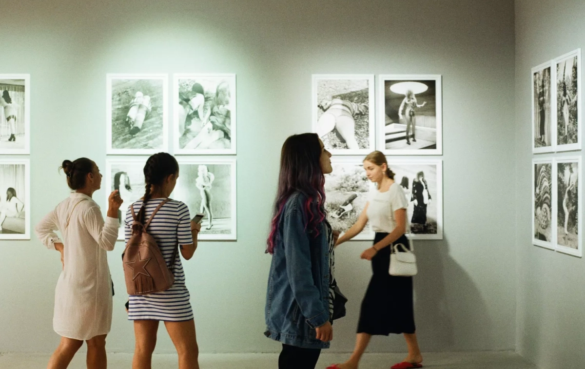 Varias personas en una galería de arte similar a las que participan en Apertura Gallery Weekend / UNSPLASH