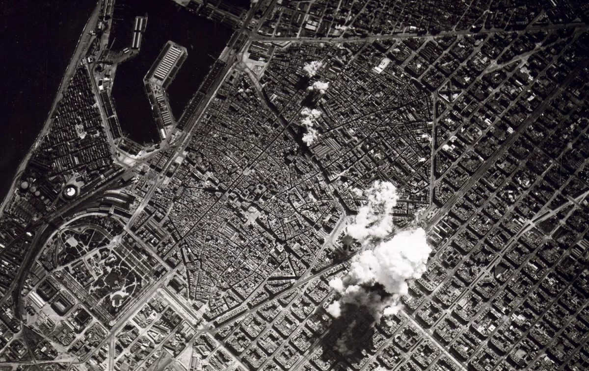 Imagen de los bombardeos de los aviones fascistas en Barcelona durante la Guerra Civil española / ARCHIVO - EP