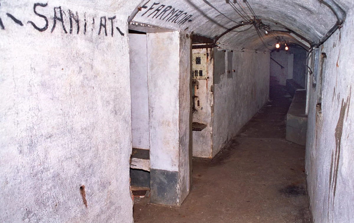 El interior del refugio en 1994 / JOSEP M. CONTEL