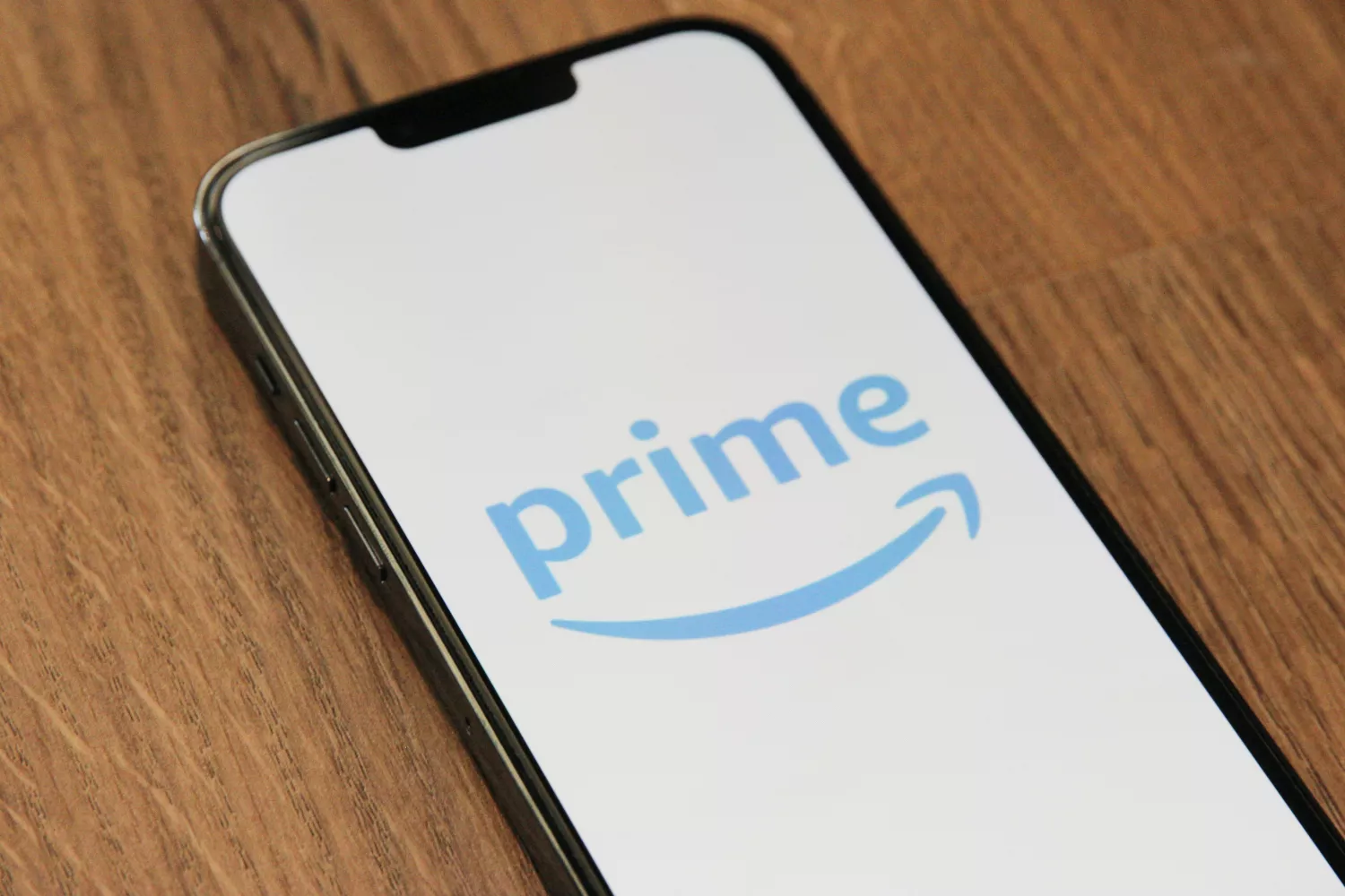 Un teléfono con la aplicación de Amazon Prime / UNSPLASH