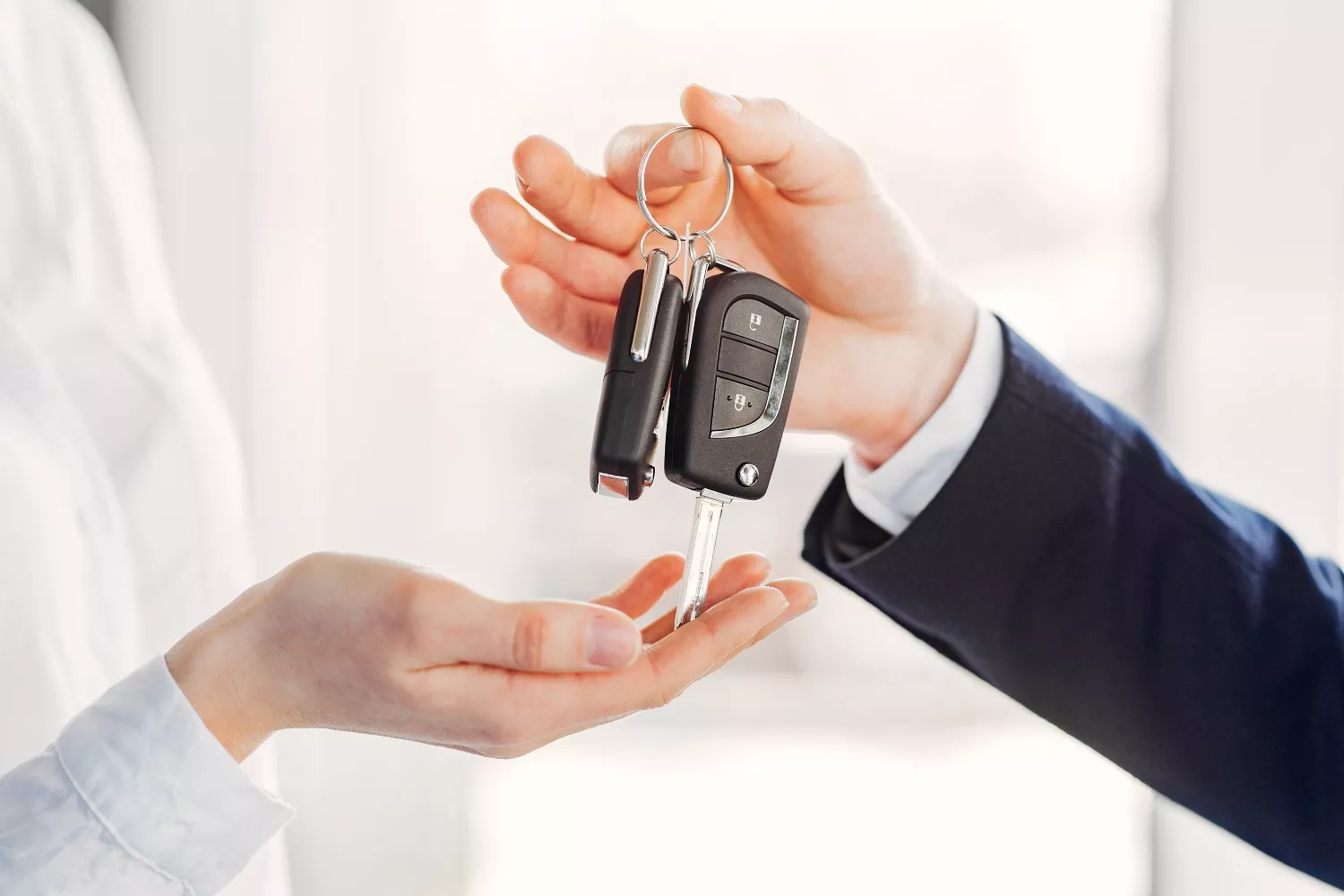Entrega de llaves de un coche de renting/ FREEPIK Entrega de llaves de un coche de renting/ FREEPIK