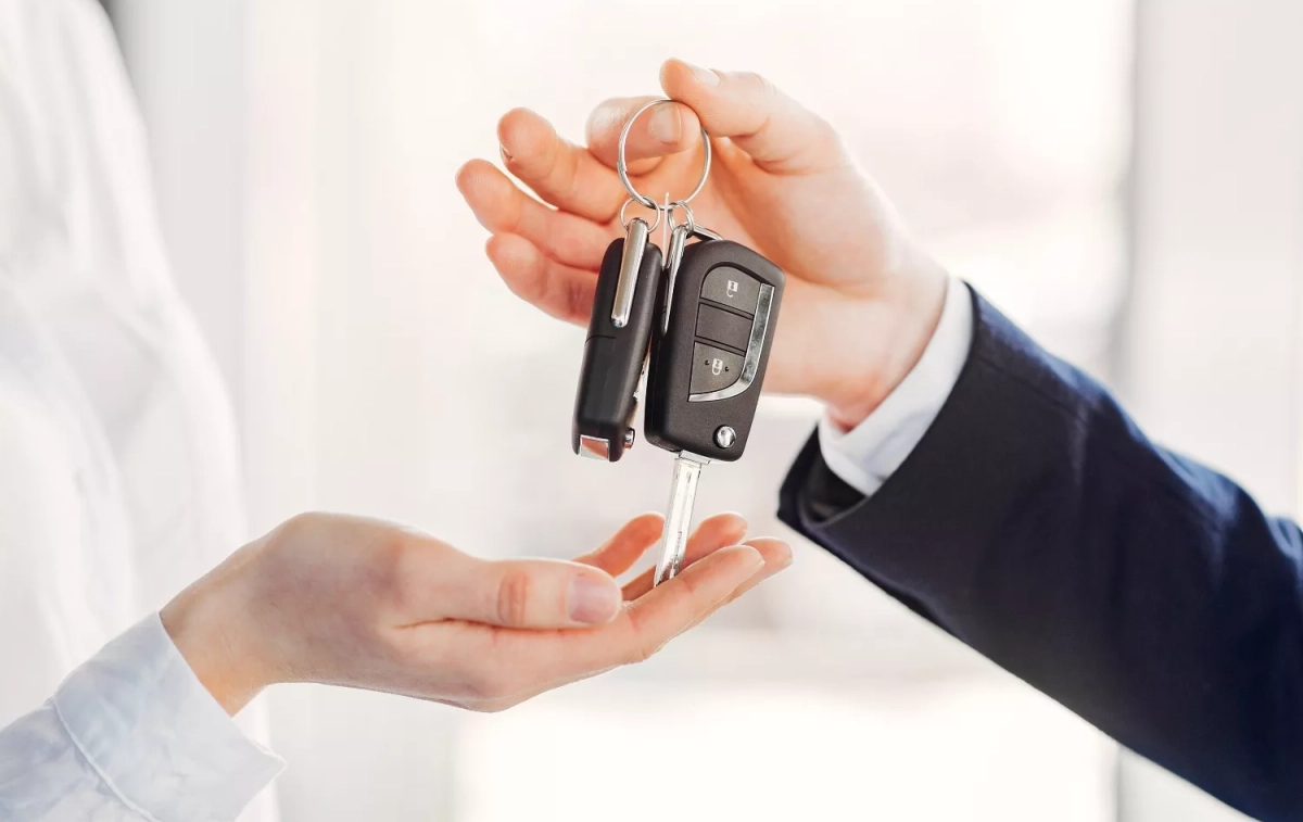 Entrega de llaves de un coche de renting/ FREEPIK Entrega de llaves de un coche de renting/ FREEPIK