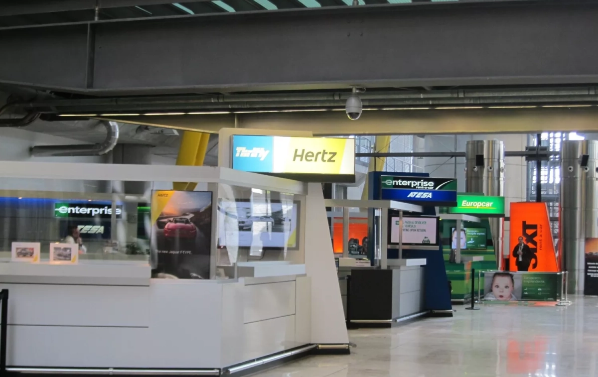 Mostradores de empresas de 'rent a car' en el Aeropuerto de Madrid-Barajas / EP