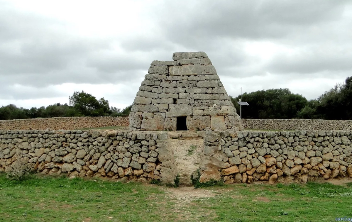 La Naveta des Tudons es una construcción funeraria de la prehistoria menorquina usada entre los años 1200 y 750 a. C. / FREEPIK - SANTIAGO LÓPEZ PASTOR