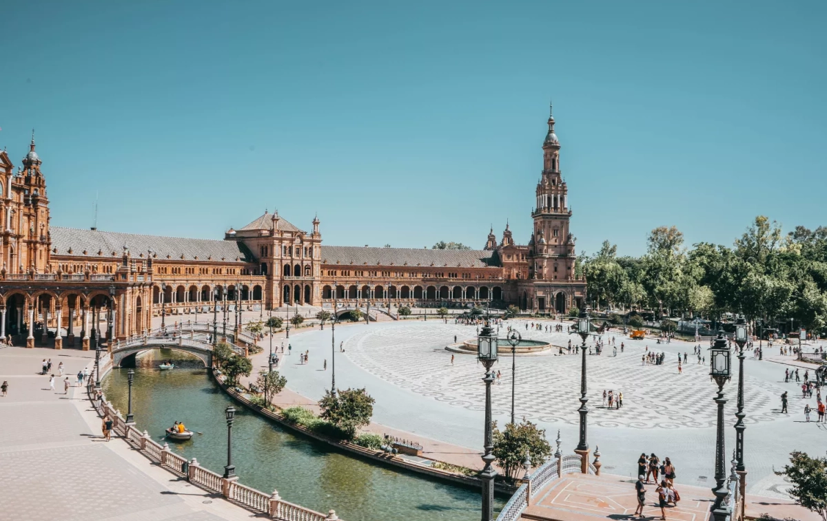 Vista de la Plaza de España de Sevilla, ciudad que podría sufrir especialmente el cambio climático / UNSPLASH