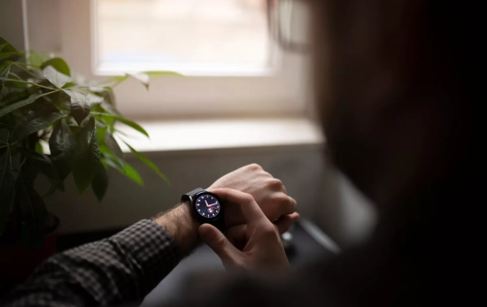 Una persona consulta su reloj para cambiar la hora / FREEPIK Una persona consulta su reloj para cambiar la hora / FREEPIK