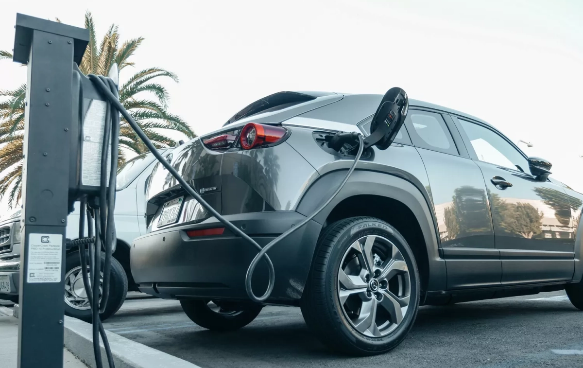 Un coche eléctrico puesto a cargar / PEXELS Un coche eléctrico puesto a cargar / PEXELS