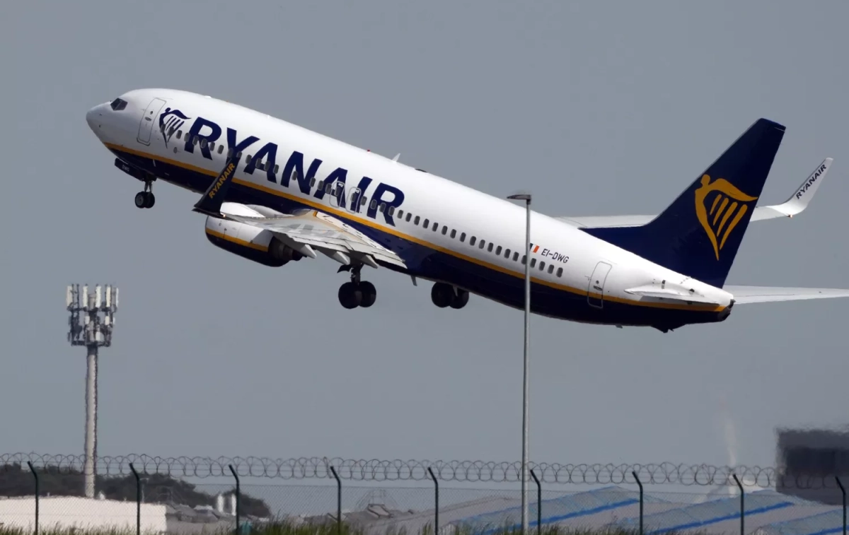 Un avión de Ryanair en pleno despegue / SOEREN STACHE - DPA
