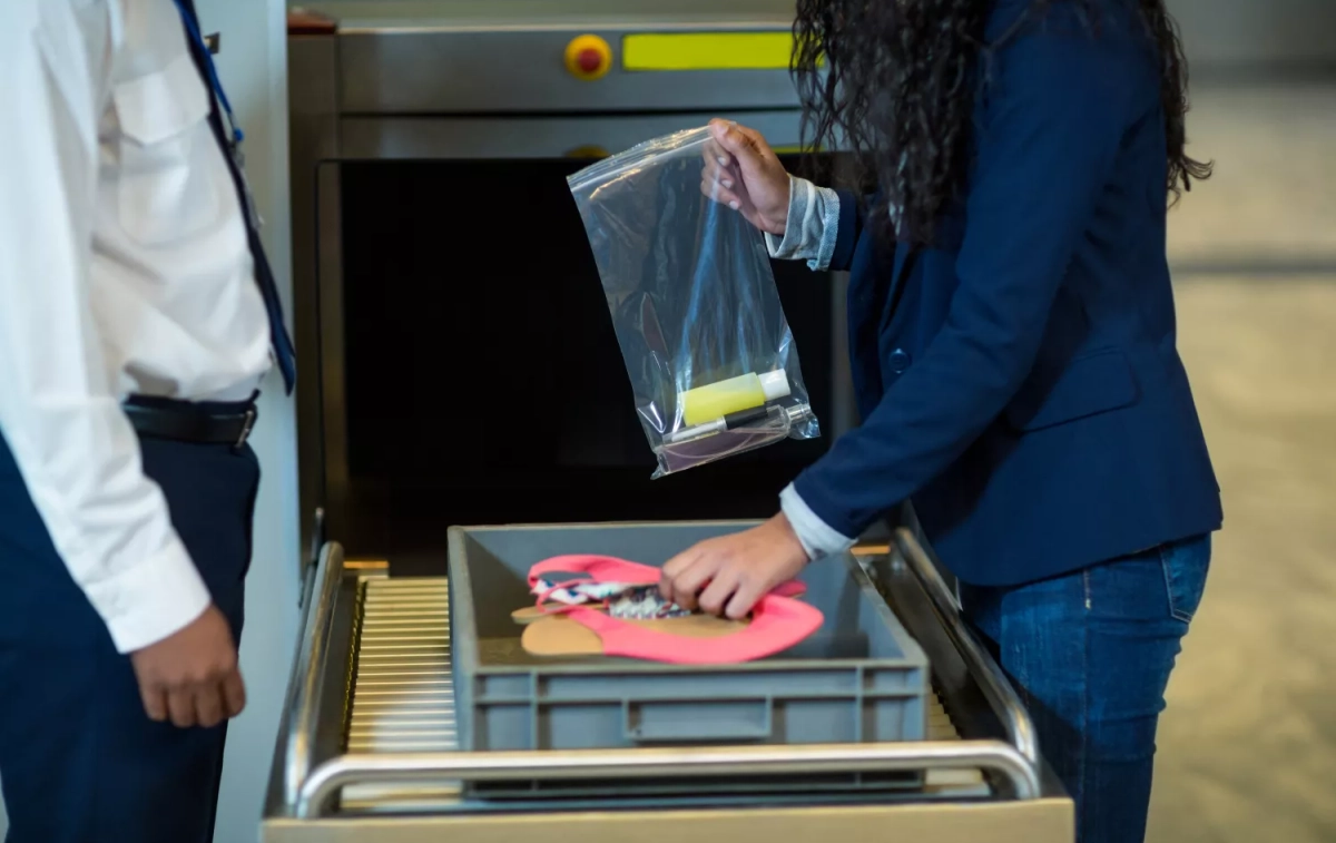 Una persona en el control de seguridad de un aeropuerto / FREEPIK