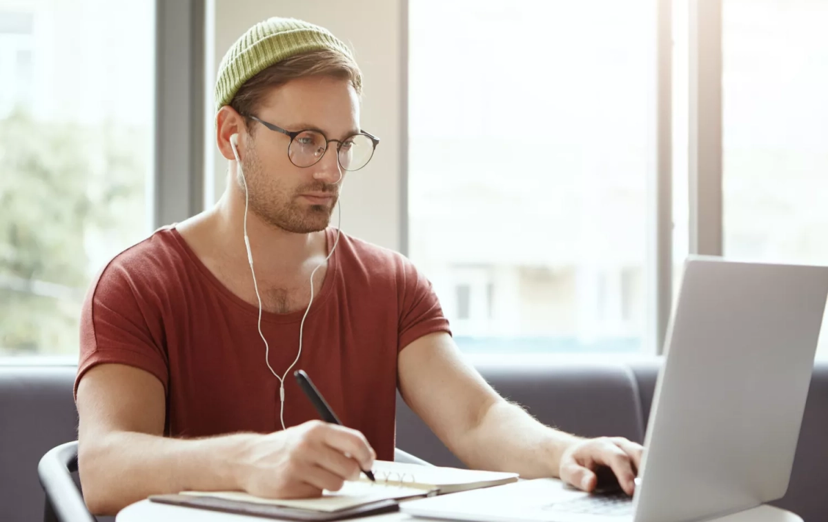 Una persona utiliza una web para traducir idiomas / FREEPIK Una persona utiliza una web para traducir idiomas / FREEPIK