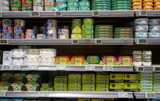 Latas de conserva con mucha vida útil en un supermercado / PIXABAY
