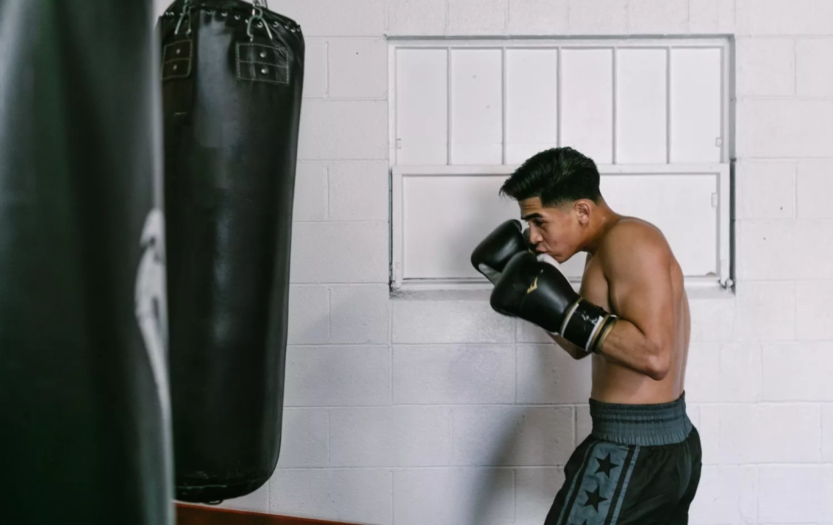Una persona practica boxeo en su caso / PEXELS Una persona practica boxeo en su caso / PEXELS