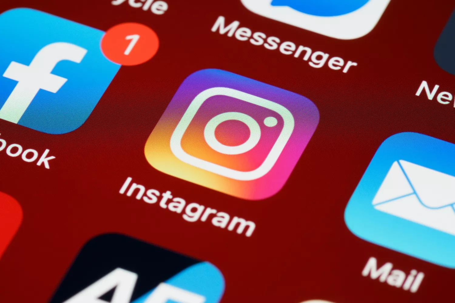 Las apps de Facebook e Instagram en un móvil / PEXELS