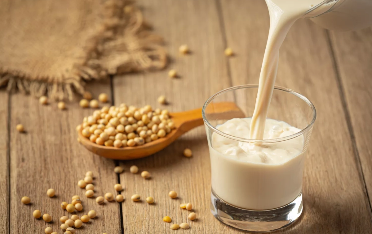 Un vaso con una bebida vegetal, de avena / FREEPIK