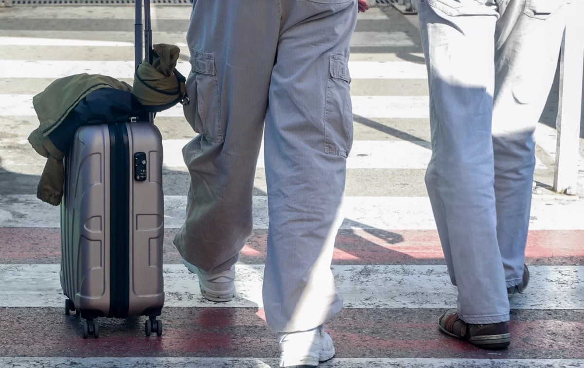 Un hombre con una maleta a la salida del aeropuerto Adolfo Suárez-Madrid Barajas / EP