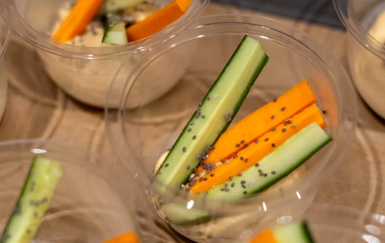 Hummus con crudites para llevar / GALA ESPÍN Hummus con crudites para llevar / GALA ESPÍN