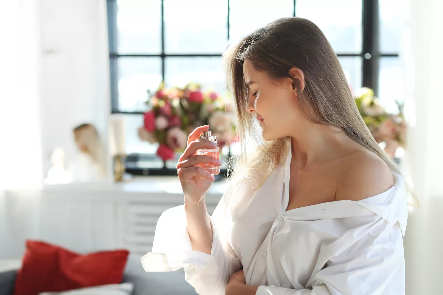 Una mujer usa un perfume similar al de Mercadona / FREEPIK