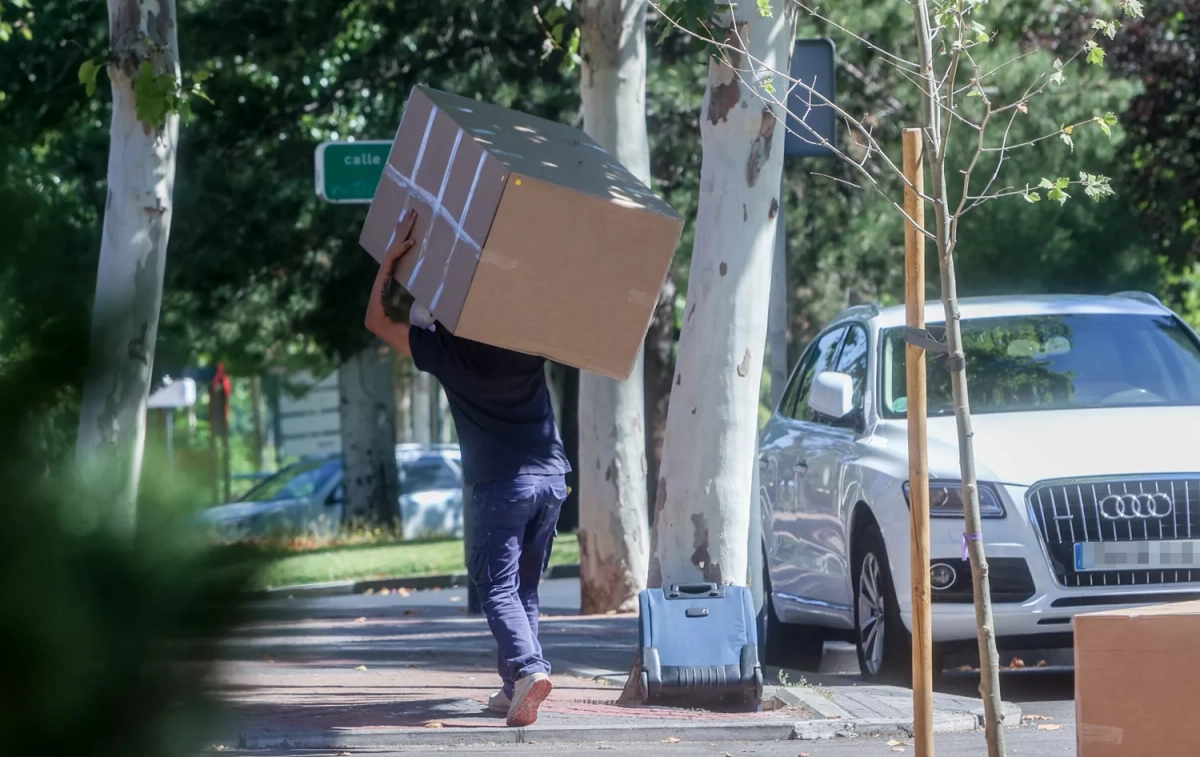 Un repartidor carga un paquete de grandes dimensiones / RICARDO RUBIO - EP