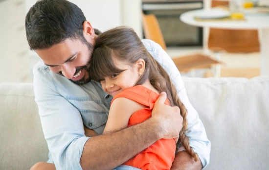 Un padre con su hija / FREEPIK - @pch.vector Un padre con su hija / FREEPIK - @pch.vector